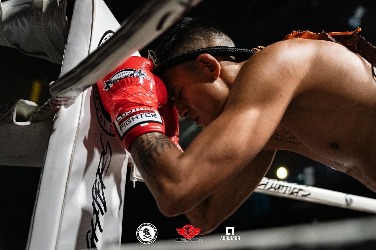 Andre Fernández apoyado en las cuerdas durante un combate