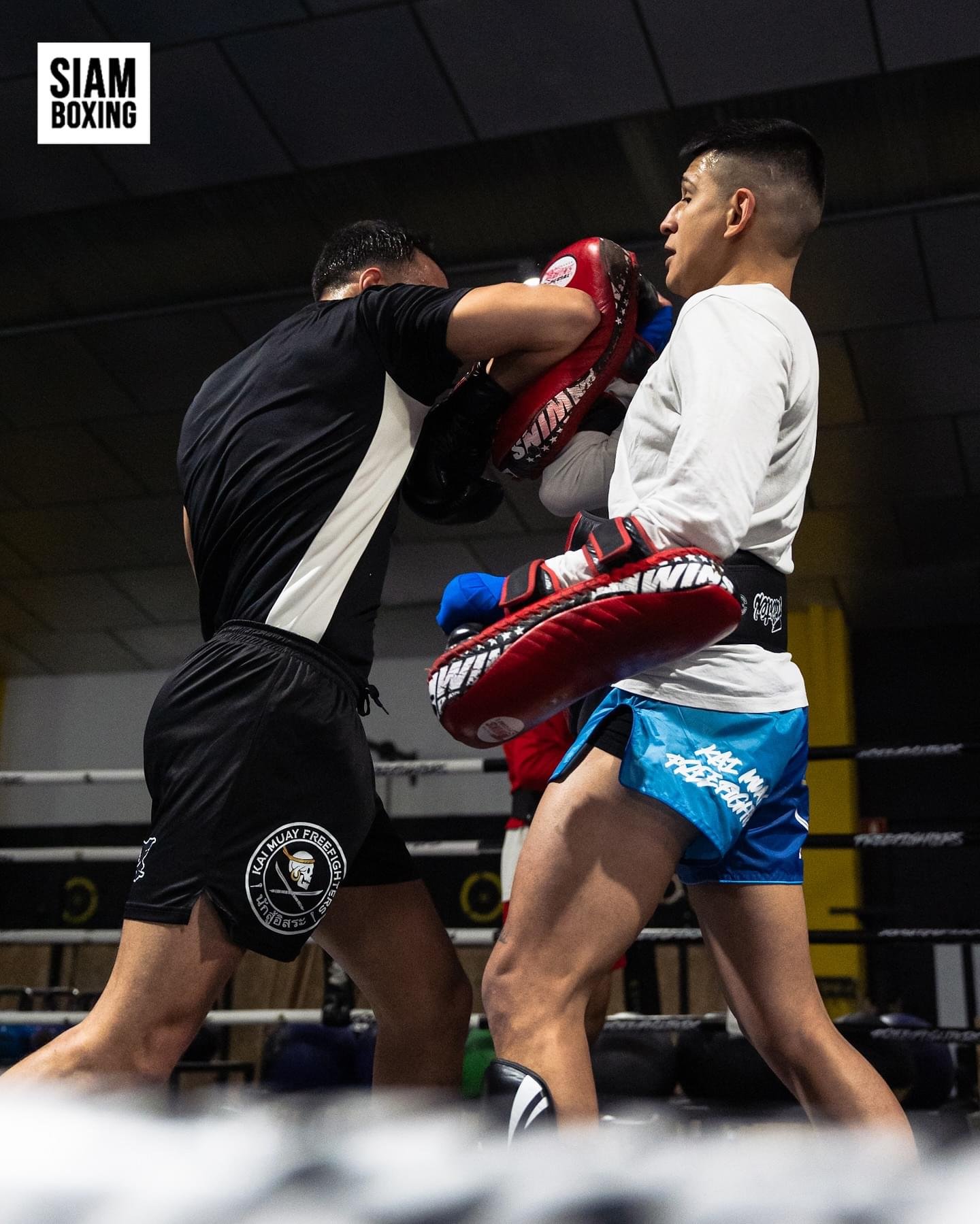 Andre Fernández entrenando con manoplas en el Kai Muay Free Fighters