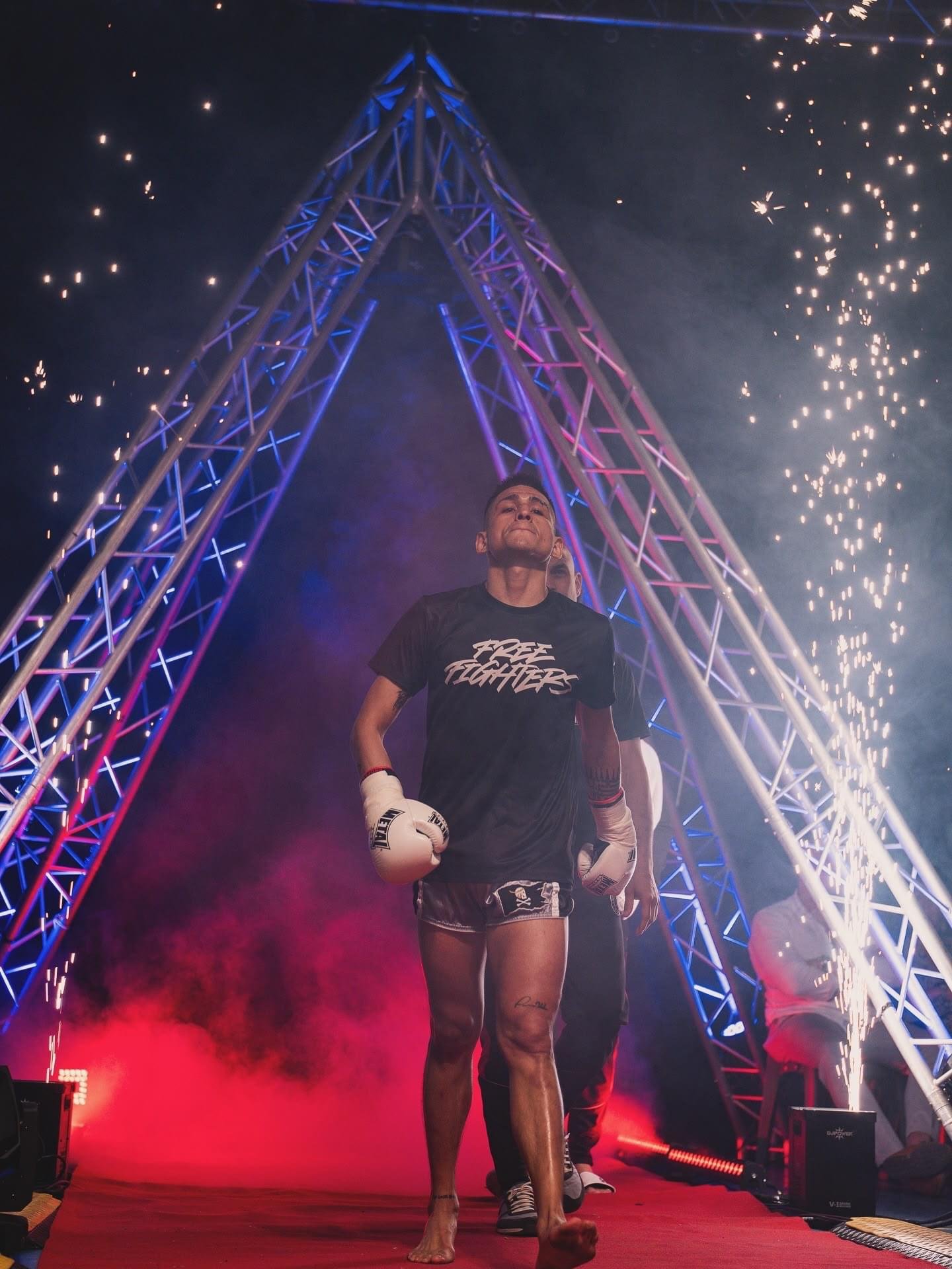 Andre Fernández entrando al ring entre pirotecnia