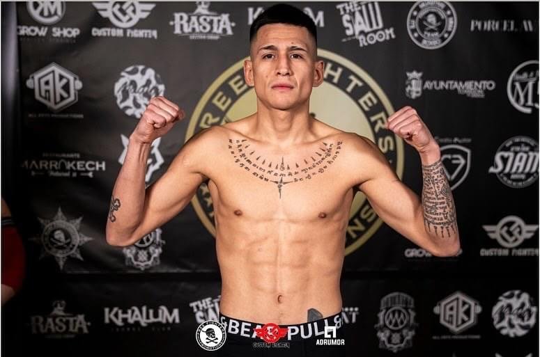 Andre Fernández posando en el pesaje ante el photocall de Free Fighters