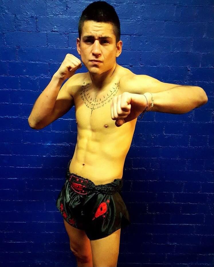 Andre Fernández en guardia de Muay Thai
