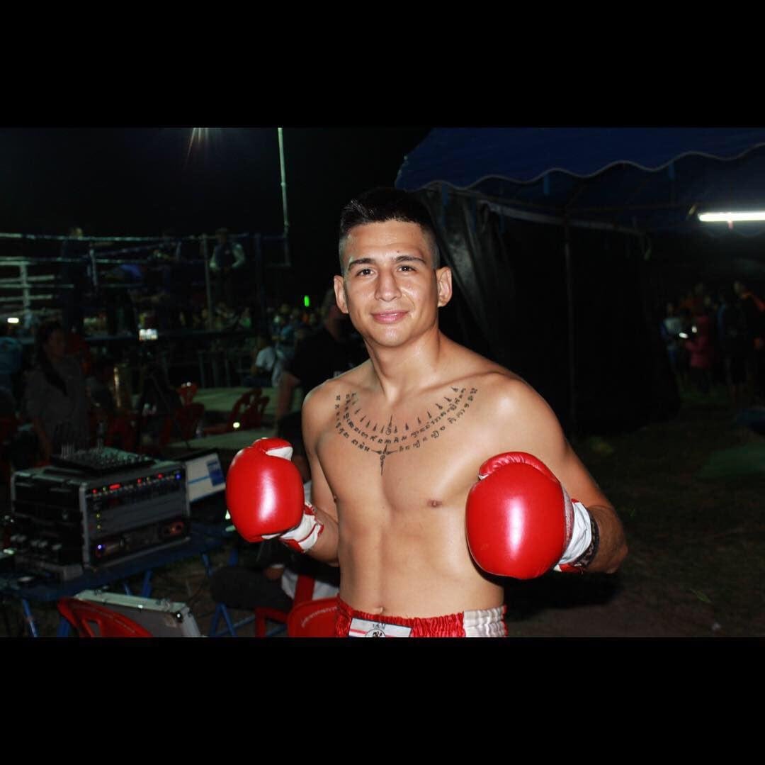 Andre Fernández con los guantes puestos junto al ring en Tailandia