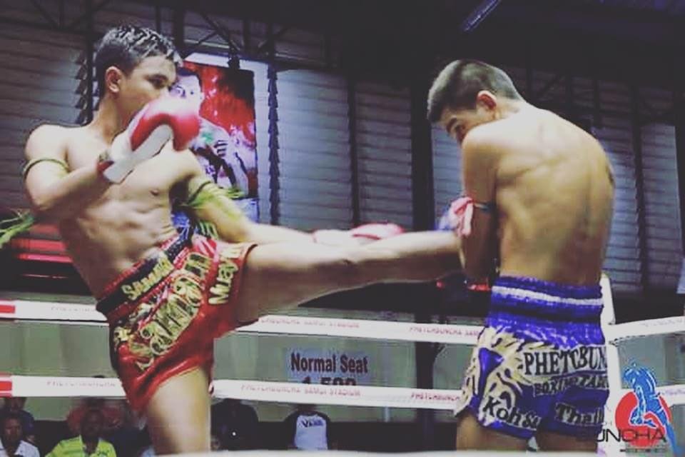 Andre Fernández lanzando una patada alta en un combate en Tailandia