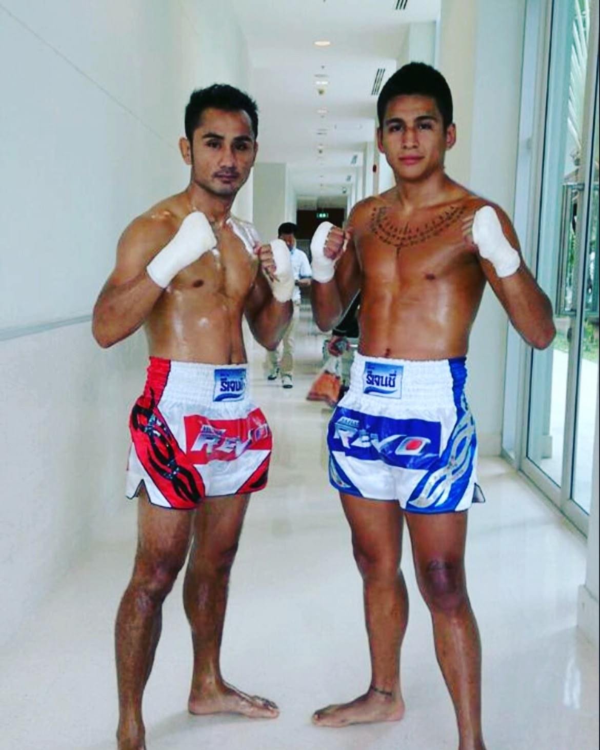 Andre Fernández junto a su rival tras un combate en Tailandia