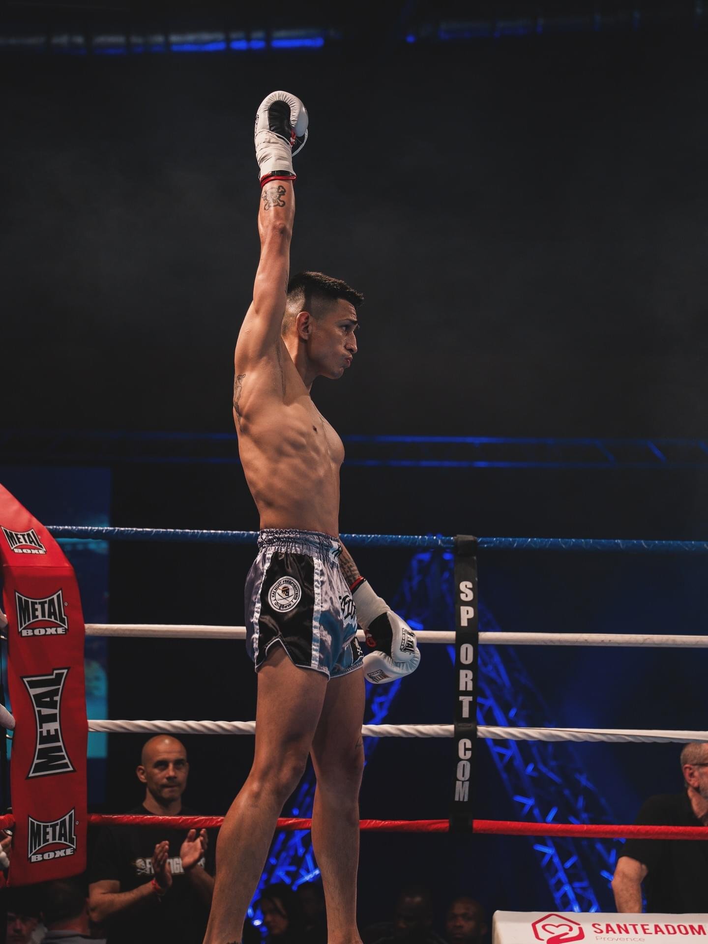 Andre Fernández levantando el brazo en el centro del ring
